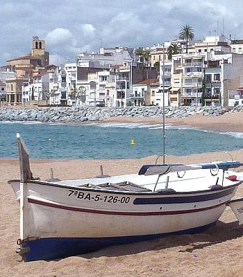 Llar d'avis Sant Pol bote en la playa